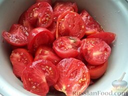 Томатный сок (Способ 2): Разрезанные томаты уложить в эмалированную кастрюлю, прибавить 15% воды от веса томатов.