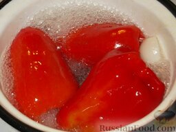 Перец, маринованный с маслом (болгарский способ): Плоды сладкого перца опустить в кипящую заливку на 5-7 минут и вынуть.
