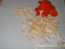Перец, маринованный с маслом (болгарский способ): Очистить остальные овощи. Корнеплоды моркови, петрушки и пастернака нарезать кружочками, корни сельдерея нашинковать в виде лапши.