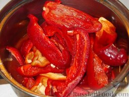 Перец в томатном соке кусочками (простой способ): Положить нарезанный перец и прокипятить перец кусочками в томатном соке еще 10-15 минут.