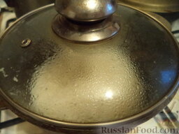 Плов с изюмом: Варить рис на небольшом огне под крышкой до загустения (около 20 минут).