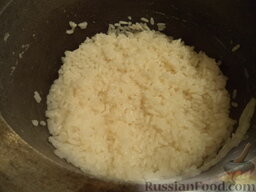 Плов с изюмом: Когда на поверхности риса не останется воды добавить остальное масло.