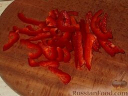 Икра баклажанная домашняя (Способ 1): Красный сладкий перец вымыть в холодной воде. Порезать соломкой. Также нарезать острый перец.