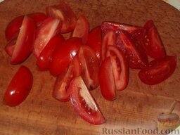 Икра баклажанная домашняя (Способ 1): Красные томаты вымыть и разрезать на дольки толщиной 2-2,5 см