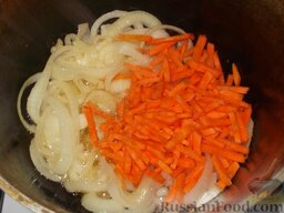 Икра баклажанная домашняя (Способ 1): Затем добавить нарезанную морковь. Перемешать и обжарить, помешивая, до золотистого цвета (7-8 минут).