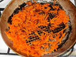 Икра из баклажанов (простой способ): Отдельно обжарить морковь. Для этого разогреть 2 ст. ложки растительного масла, выложить морковь, жарить, помешивая, на среднем огне, 5 минут.