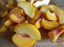 Варенье из нарезанных персиков: Затем разрезать персик пополам, вынуть косточку, нарезать ломтиками.