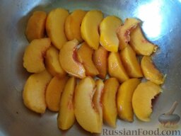 Варенье из нарезанных персиков: Дольки персиков уложить слоями в таз для варенья.