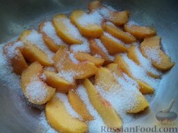 Варенье из нарезанных персиков: Затем пересыпав каждый слой сахаром поставить таз в прохладное место на 4-5 часов.