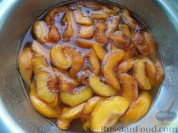 Варенье из нарезанных персиков: Спустя 4—5 часов поставить таз с персиками на огонь.