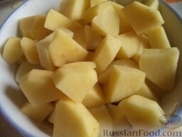 Суп фасолевый с картофелем: Картофель очистить, вымыть, нарезать кусочками.