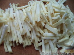 Суп фасолевый с картофелем: Очистить, вымыть корни петрушки и сельдерея, нарезать соломкой или кубиками.