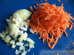 Суп фасолевый с картофелем: Очистить, вымыть лук и морковь. Морковь натереть на крупной терке. Лук мелко нарезать.