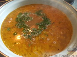 Суп фасолевый с картофелем: Добавить соль, перец и зелень петрушки или укропа. Варить фасолевый суп с картофелем на небольшом огне под крышкой до готовности картофеля (около 20 минут).