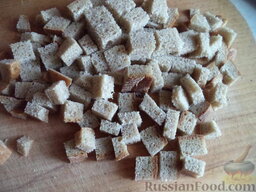 Сухарики из хлеба: Разрезать на маленькие квадратики.