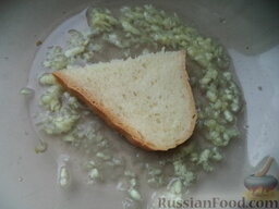 Гренки с чесноком: Тонкие ломтики хлеба обмакнуть в воду с растертым чесноком и солью.