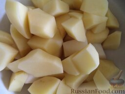 Рассольник мясной: Почистить, помыть и нарезать кусочками картофель.