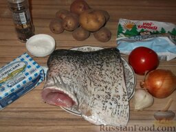Толстолобик, запеченный по-домашнему: Подготовить продукты для приготовления нашего блюда из толстолобика.    Если будет запекаться целая рыба, ее нужно очистить от чешуи и внутренностей, удалить жабры.