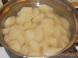 Толстолобик, запеченный по-домашнему: Пока рыба запекается, приготовить гарнир. Для этого картофель очистить, вымыть, залить водой. Довести до кипения и посолить (0,5 ч. ложки). Варить 20 минут. Затем слить воду и размять картофель в пюре. Добавить оставшееся масло (40 г).