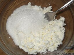 Рогалики творожные "Нежнее нежного": Творог размять ложкой, добавить сахар, соль.