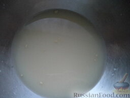Хачапури — лепешка с сыром: Приготовить дрожжевое тесто опарным способом. В теплой воде развести дрожжи.