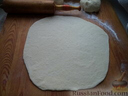 Хачапури — лепешка с сыром: Когда тесто подойдет, разделить на колобки  размером с яблоко (8 шт.), раскатать из него лепешки толщиной 5-7 мм.
