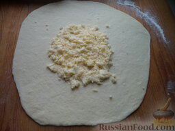 Хачапури — лепешка с сыром: На середину лепешки из теста выложить ровным слоем фарш (1/8 часть сыра).