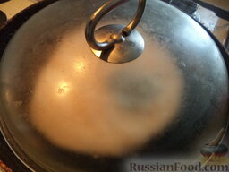 Хачапури — лепешка с сыром: Жарить на небольшом огне под крышкой  до золотистости (около 2 минут).