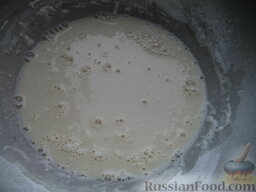Хачапури — лепешка с сыром: Замесить опару из разведенных в теплой воде дрожжей, сахара и части муки.