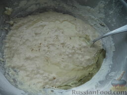 Хачапури — лепешка с сыром: Муку просеять и добавить частыми в миску.