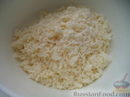 Хачапури — лепешка с сыром: Приготовить фарш. Для этого сулугуни или имеретинский сыр натереть на крупной терке или пропустить через мясорубку с крупной решеткой.