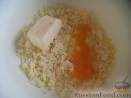 Хачапури — лепешка с сыром: Затем добавить одно-два яйца и сливочное масло.