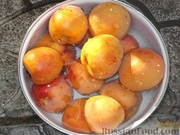 Варенье из половинок абрикосов: Для варенья из половинок абрикосов взять абрикосы крупноплодных сортов с хорошо отделяющейся косточкой. Абрикосы вымыть.