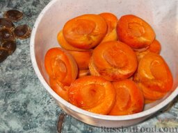 Варенье из половинок абрикосов: Плоды по бороздке разрезать на половинки, косточки удалить.