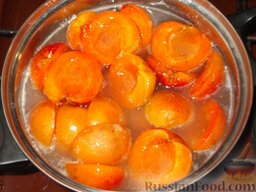 Варенье из половинок абрикосов: Подготовленные плоды опустить в кипящий сироп, довести до кипения, варить 2—3 мин, после чего отставить в холодное место на ночь (на 8-10 часов).