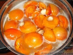 Варенье из половинок абрикосов: Для аромата бросить в варенье 3—4 ядра из абрикосовых косточек.   На следующий день сварить варенье из половинок абрикосов до готовности, примерно 1,5 часа (капля варенья не должна растекаться).
