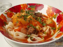 Лагман по-кыргызски: При подаче к столу лапшу залить соусом, зеленью. Отдельно подать уксус.