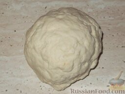 Лагман по-кыргызски: Постепенно замесить тесто. Накрыть его полотенцем и оставить на 30-40 минут.