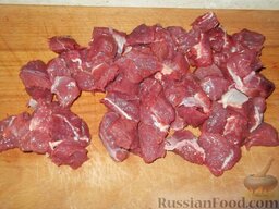 Лагман по-кыргызски: Приготовить соус: мясо мелко нарезать.