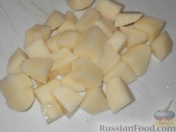 Лагман по-кыргызски: Редьку или картофель вымыть, очистить и нарезать кубиками.