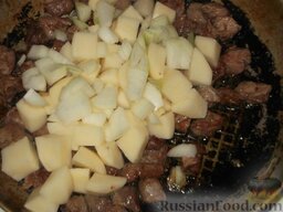 Лагман по-кыргызски: Добавить лук и редьку (или картофель), нарезанные мелкими кубиками. Перемешать. Жарить еще 5 минут.