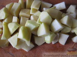 Грибной сливочный суп: Как приготовить сливочный грибной суп:    Вскипятить 2 л воды. За это время очистить и помыть картофель. Нарезать кубиками.
