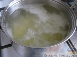 Грибной сливочный суп: Опустить картофель в кипяток. Варить 10 минут.
