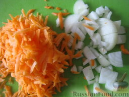 Грибной сливочный суп: За это время почистить и помыть лук и морковь. Лук нарезать кубиками. Морковь натереть на крупной терке.