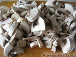 Грибной сливочный суп: Помыть и нарезать пластинками грибы.