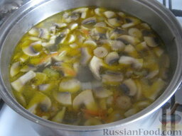 Грибной сливочный суп: Добавить зажарку в суп и варить его ещё 7-10 минут.