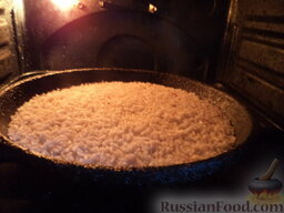 Желудочки куриные по-домашнему: Тушить в духовке под закрытой крышкой при температуре 180 градусов до готовности (около 30 минут). Рис готов.