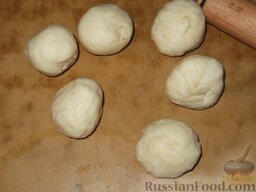 Творожное печенье «Эчпочмак»: Сделать из него средней величины нетолстые лепешки.  Для этого разделить тесто на кусочки величиной с небольшое яйцо.