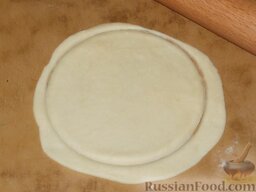 Творожное печенье «Эчпочмак»: Раскатать каждую в пласт толщиной 2-3 мм  Вырезать лепешки диаметром 10-12 см