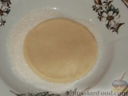 Творожное печенье «Эчпочмак»: В тарелку насыпать сахар.    Каждую лепешку обмакнуть в сахар-песок.
